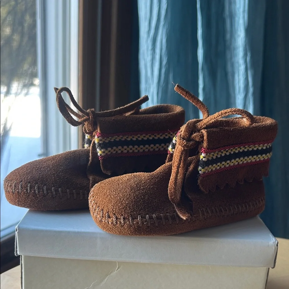 Minnetonka NWT PA•POO•SHU Moccasins INFANTS SIZE 4 with Colorful Trim